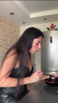 Molhada da limpeza, com fome de cozinhar, suja depois de comer