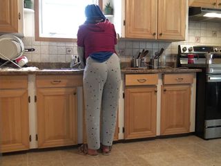 Souzan Halabi: シリアの妻は18歳のドイツの義理の息子がキッチンで彼女をファックすることができます