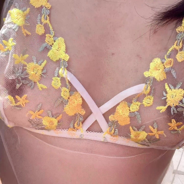 sweethanajapanese: Ангел сексуальна наке на стільці на вулиці