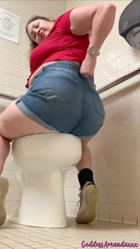 Menina Com Tesão No Banheiro Provocando Você Com Sua Bunda Grande