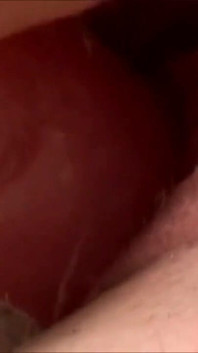 La mora sexy si masturba con il suo dildo in primo piano