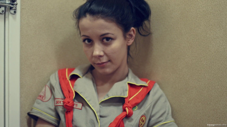 Pornfidelity: ガールスカウトのアライナは、クッキーの代わりにヌーキーを販売しています