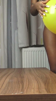 La schiacciamento del culo con un palloncino ebano!