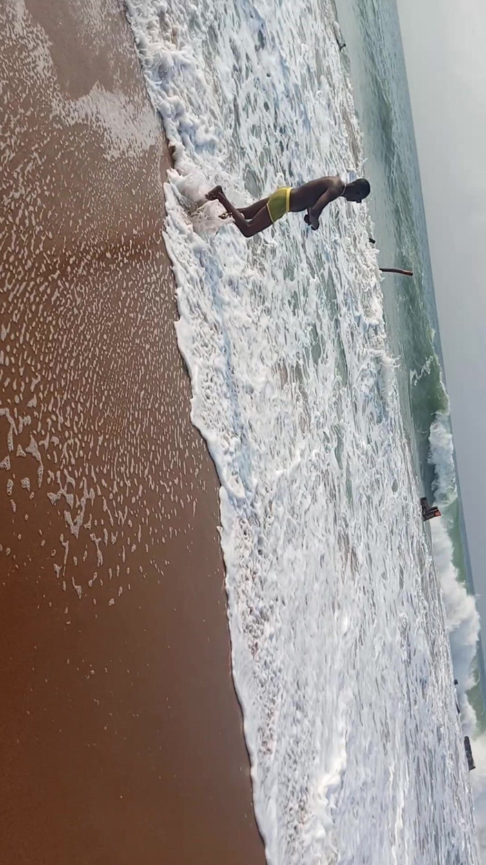 Dickass3x: Berseronok di Pantai Cotonou Bersendirian Buat Kali Pertama
