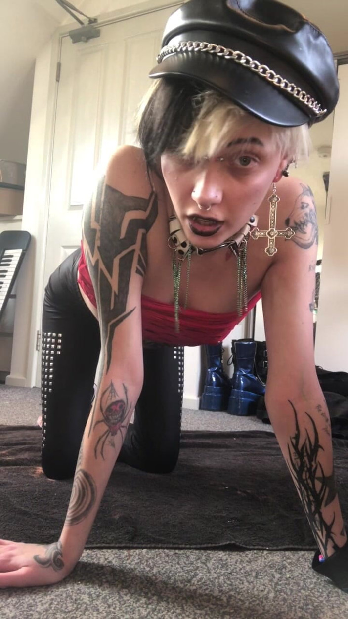 Glitterqueen1999: Goth Domme ri do seu pau, te trai e humilha...