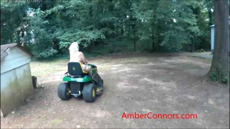 Amber Connors: 裸体割草机