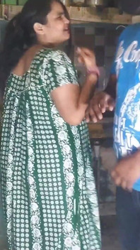 Une bhabhi desi à gros nichons taquine son décolleté dans la cuisine, des filles indiennes sexy exposées