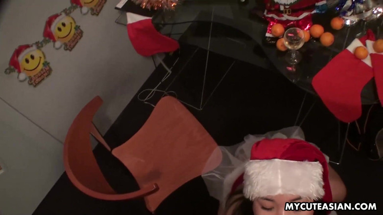 My Cute Asian: Yuan est la fille du père Noël qui suce et...