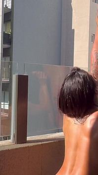 J’ai baisé ma femme sur le balcon et je lui ai éjaculé dans la chatte.