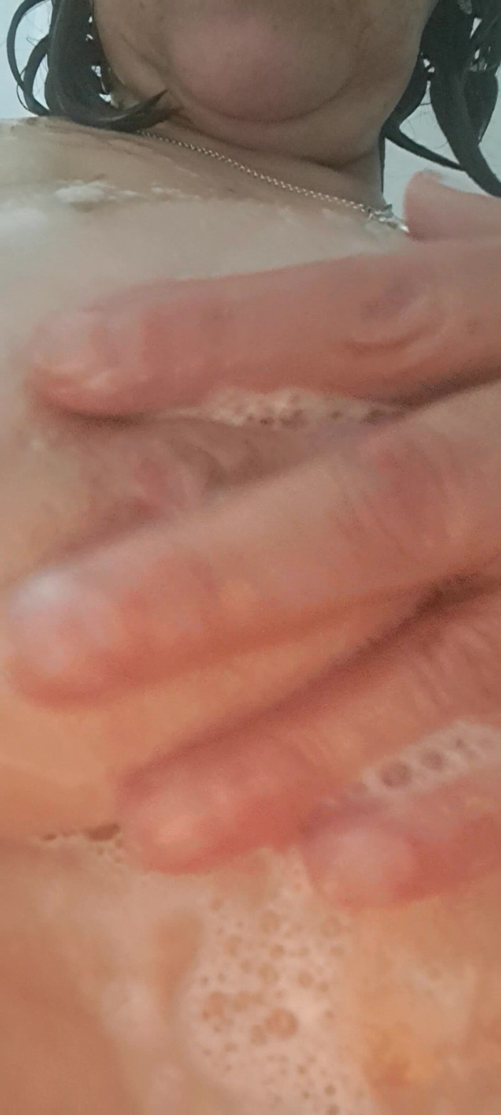 Mommy big hairy pussy: Madura milf en la ducha con mojadas tetas jabonosas y...