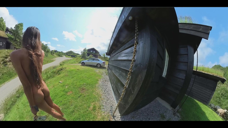 DaringKiara: Lái xe khỏa thân