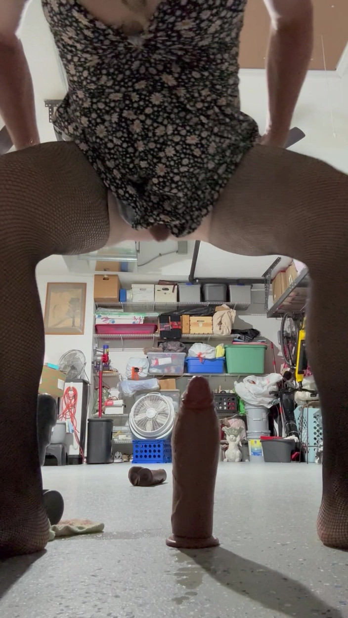 Jenni X: Le CD Jenni s’enfile un énorme gode