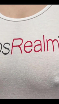 Rokend, lopend, stuiterende borsten en tepels spelen in het t-shirt van mijn vriend van Boobsrealm