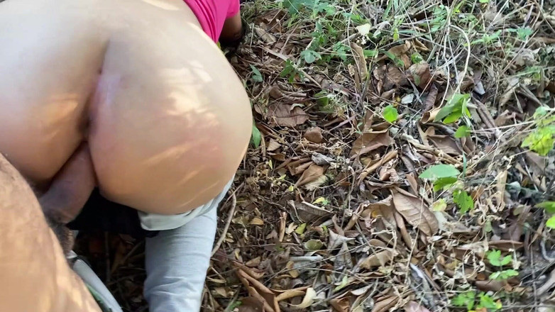 Marys: 我发现她在户外跑进树林里的一个女孩。