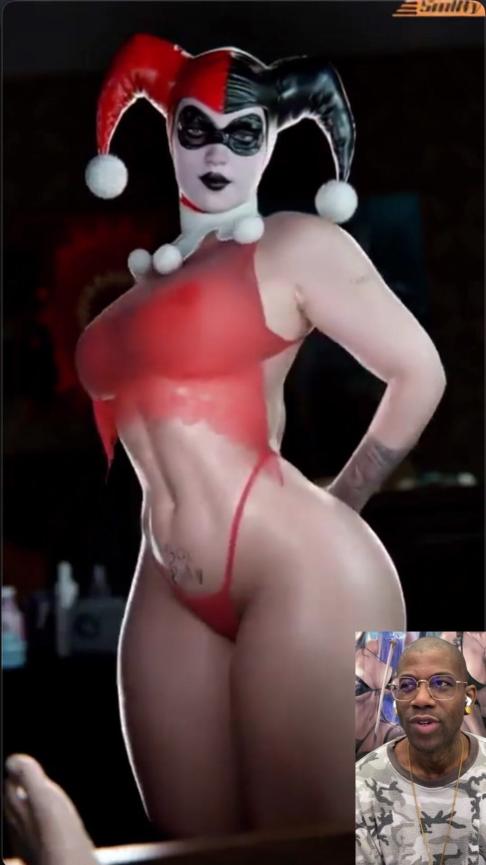 Good news media: タクで太ったお尻のハーレイ・クインがでかいお尻をツワークしている