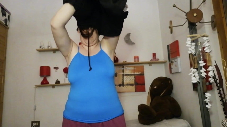 Nicoletta Embassi: Terli koltuk altı costum videosu