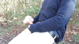 Mi masturbo su un tronco in una giornata ventosa nei boschi, Sega all'aperto.