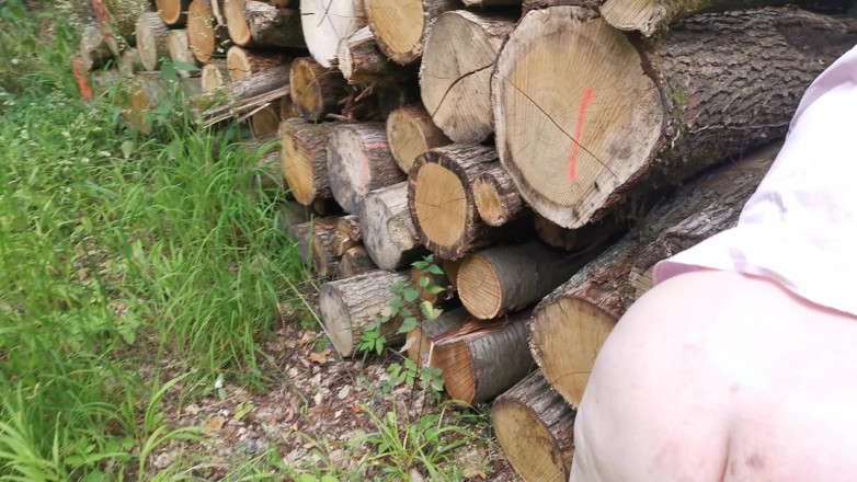 Bouncy Tits Action: Piska min nakna röv i skogen