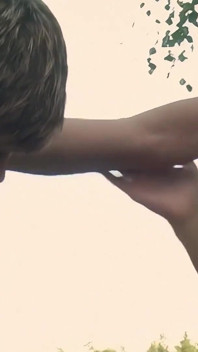 Douche, bois de chauffage et cinq mignonnes nues