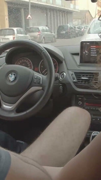 Diese brünette wird im stehen in der dusche gefickt und er kommt auf ihren arsch