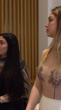 Don Bergolinni mencari kebisingannya. Casting Lesbian Paling Aneh di Buenos Aires.