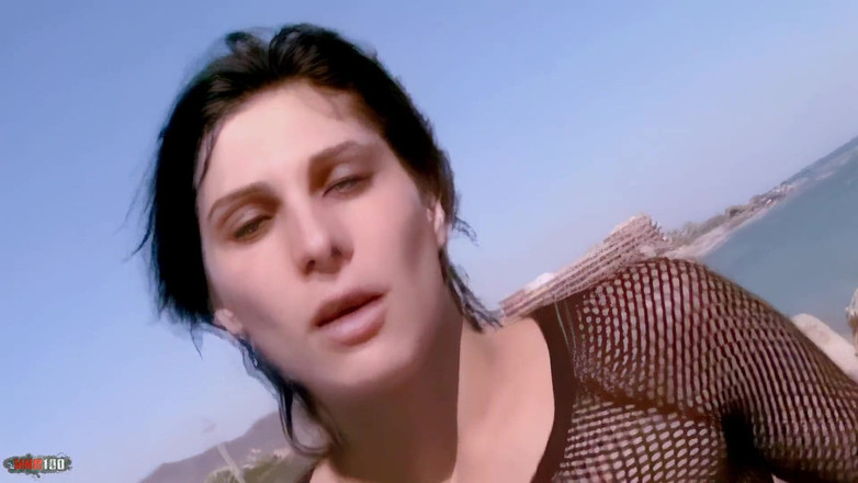 MMM100: Barbara-nux heta unga brunett Barbara Nux tar bort kläder