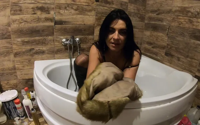 MilfyCalla: Milfycalla- Pee Play in Bathtub While Wearing a Fur Coat...