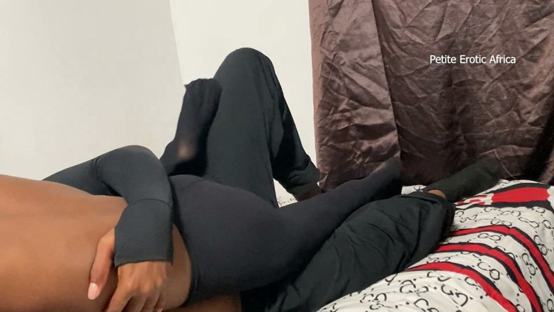 Petite Erotic Africa: Magere zwarte tiener cowgirl in netkousen