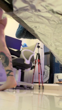 Giant potká malého človíčka a ona se při pohledu na něj vyděsí a téměř ho rozdrtí!