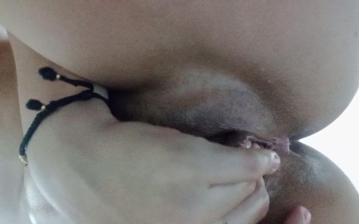 Prisila Devid: Seksi kız yatak odasında mastürbasyon yapıyor