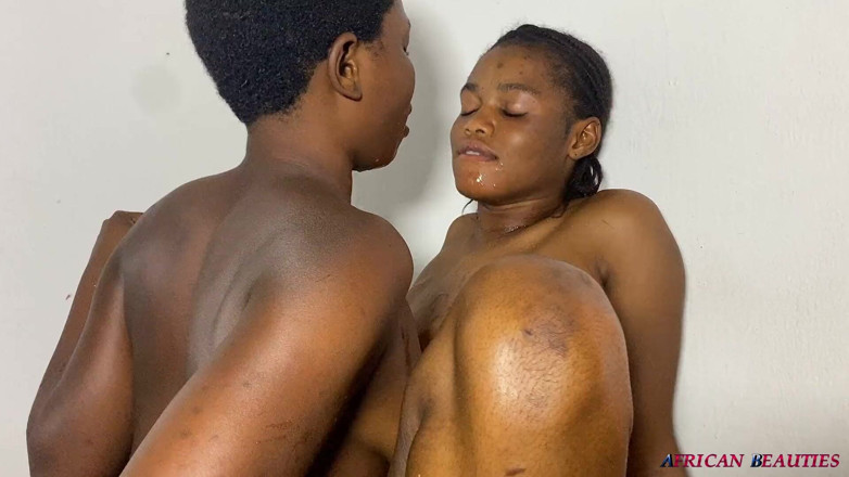 African Beauties: Gadis-gadis lesbian panas menyemprotkan dengan mudah