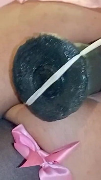 Aku lagi asik muasin pantatku pakai mainan seks favoritku!