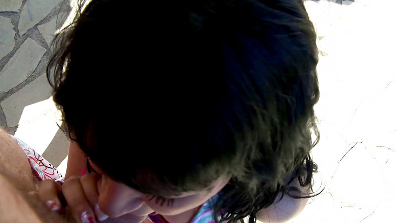 Hot Pornstars: Latinskoamerická teenagerka kouří hluboko a šuká ještě hlouběji