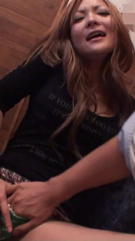 Nena japonesa obtiene su coño peludo deshuesado y lleno de carga por un tipo cachondo