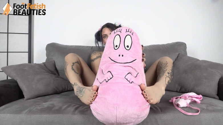 Foot Fetish HD: Lekfull brud tar bort sina fluffiga strumpor så att hon...