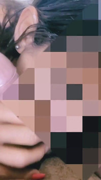 Quando ela viu o esperma, ela deu um soco na garganta dela