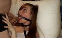Gamer girl Roxy: Offener mund, spinnenknebel-blowjobj mit leine