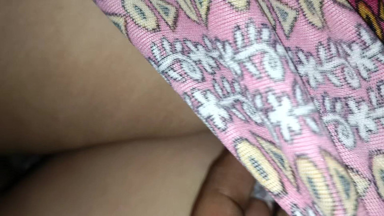Catchybusty: 그녀는 그의 의붓 사촌과 그녀의 침대에 후장