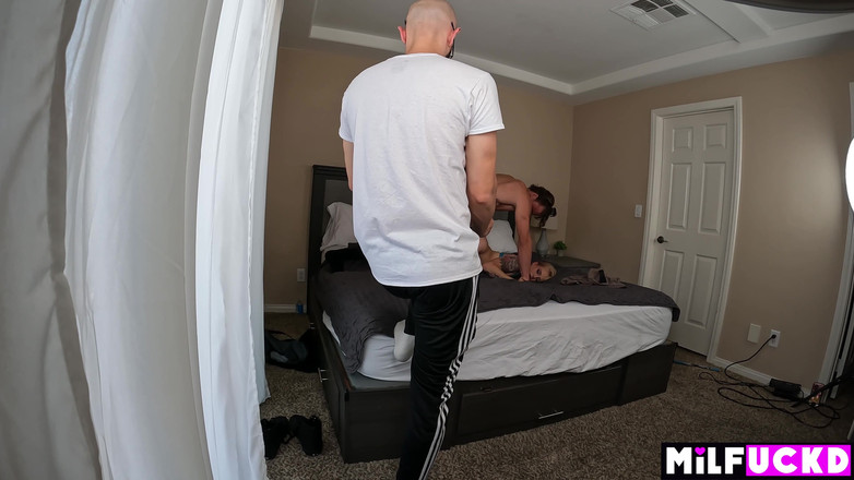Milfuckd: Svobodná máma využívá svůj čas k připojení Bts