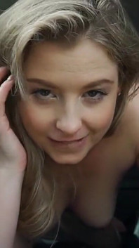 Dziewczyna z sąsiedztwa Sunny Lane wysiada z tylnego siedzenia samochodu