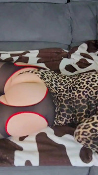 MILF berpantat besar dalam pakaian dalam seksinya