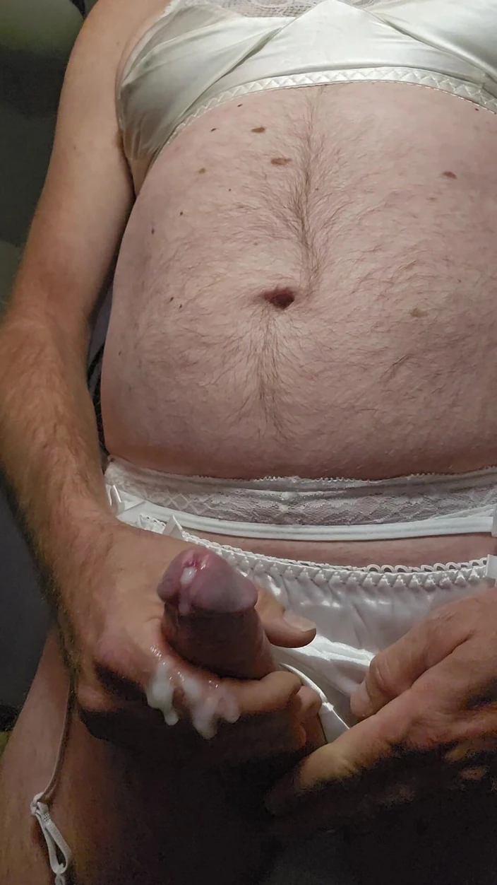 Fantasies in Lingerie: Sesi melancap dalam coli satin putih saya dan seluar dalam.