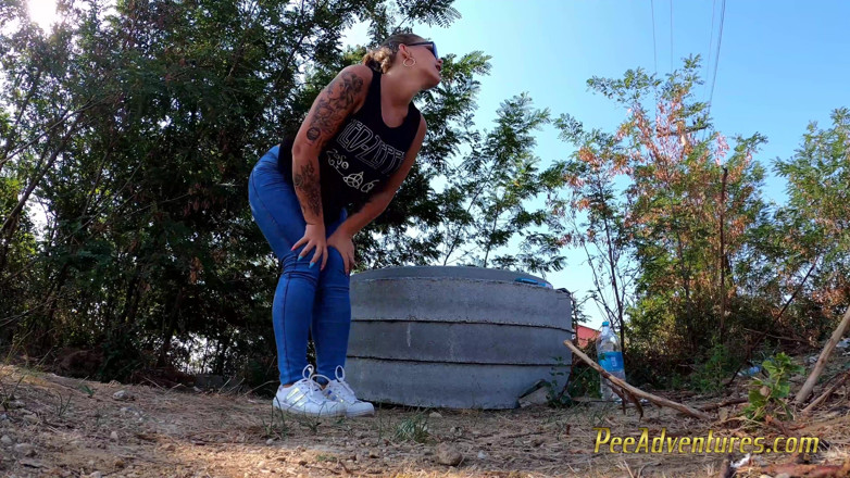 Pee Adventures: Gordinhas fazem xixi em seus colants em uma sessão de...