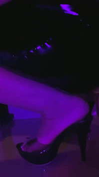 Látex sexy vestido curto e salto alto tirando a roupa seduzindo