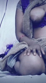 La chatte et les gros seins de la tatie desi ont besoin de se faire baiser