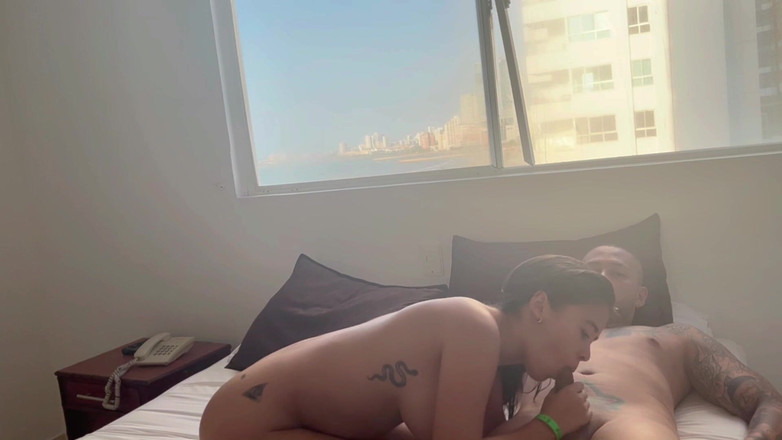 teenamateursgirl: 창문이 열려 있는 공공 호텔 방에서 따먹기