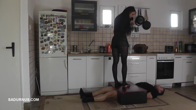 Sadurnus: Otrokův orgasmus pod punčochami paní Cleo