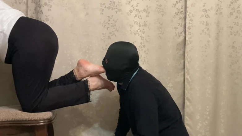 Niki studio: Mengabaikan hamba kakinya - menyembah kaki