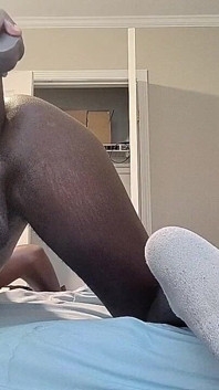 Femboy Cur bombat se fute și se umple de cremă în vibrator cu pulă mare și neagră