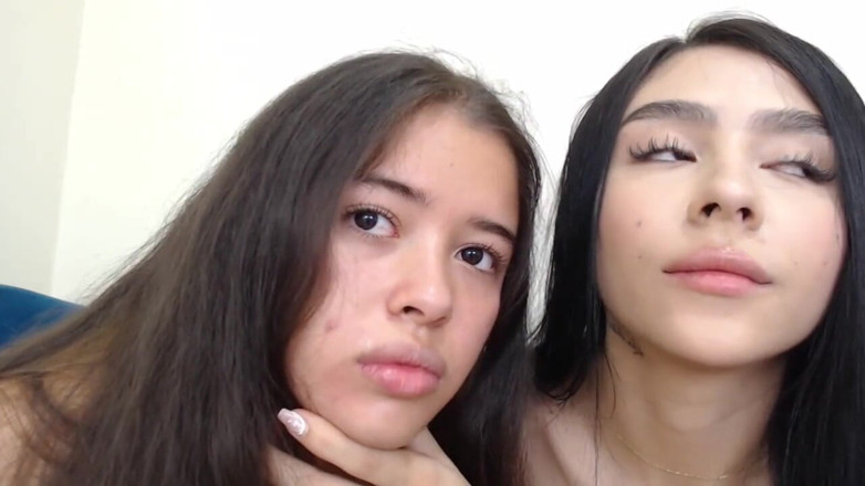 Teen amateur Latinas: Školačky lízají ptáka a ochutnávají své jazyky při sdílení slin